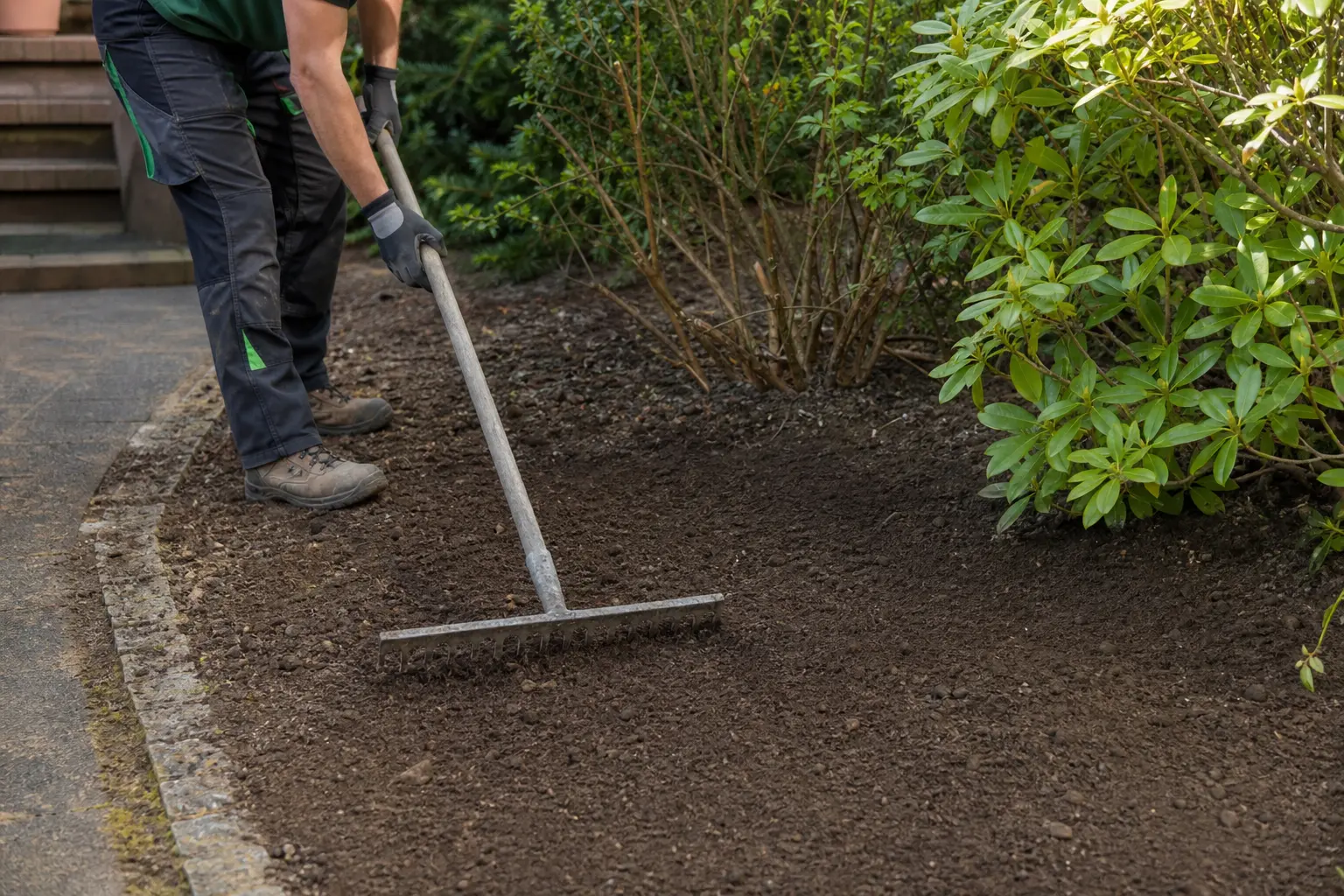 Stumpfbereich und Gartenfläche nacharbeiten