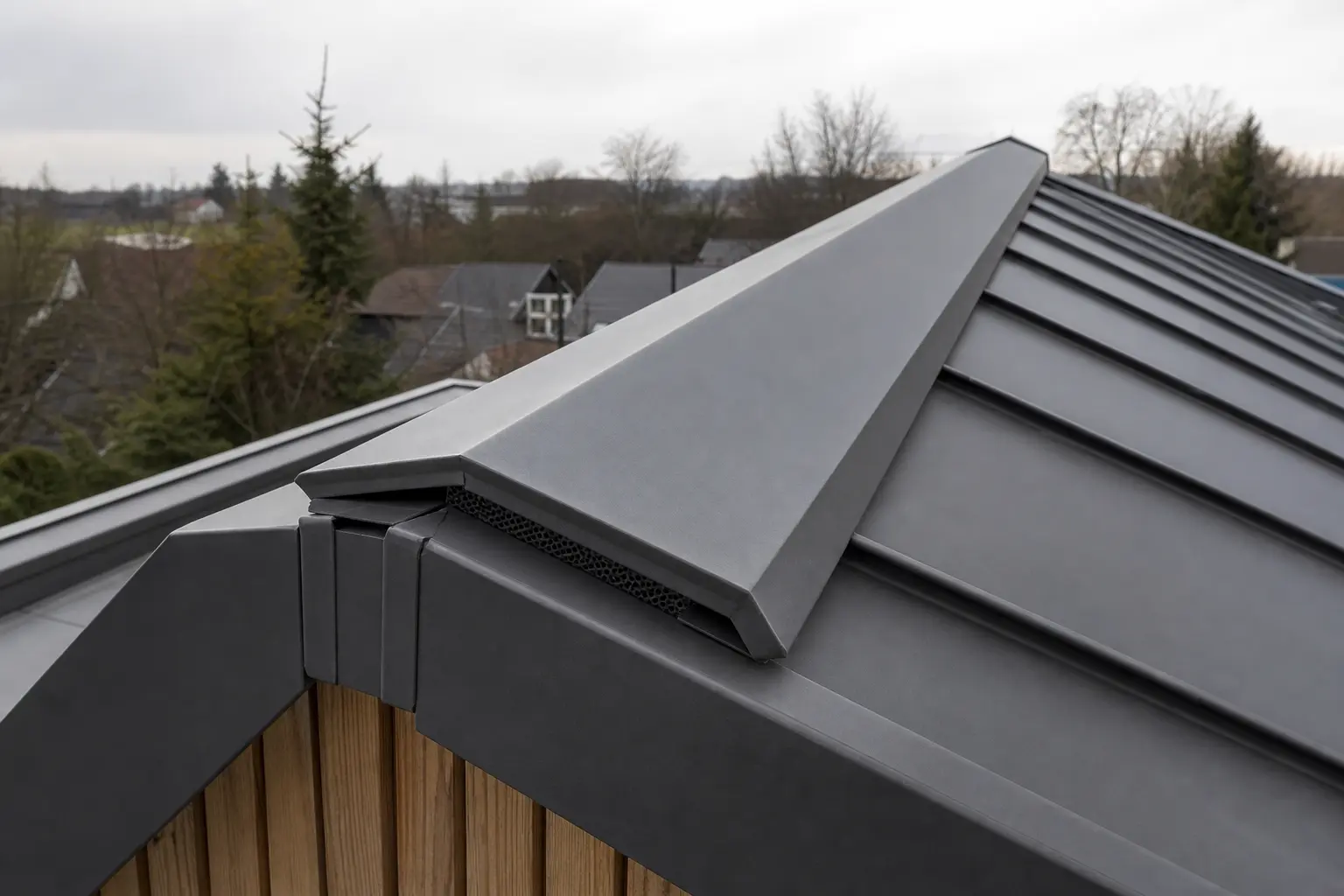 Belüfteter Metallfirst auf einem Stehfalzdach